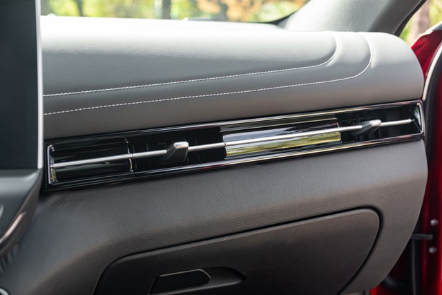 Chi tiết VinFast VF 7 Plus bản thương mại: Giá từ 999 triệu, đẹp như concept, nhiều công nghệ vượt phân khúc - Ảnh 28