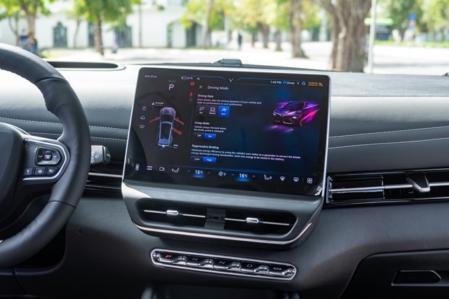 Chi tiết VinFast VF 7 Plus bản thương mại: Giá từ 999 triệu, đẹp như concept, nhiều công nghệ vượt phân khúc - Ảnh 8