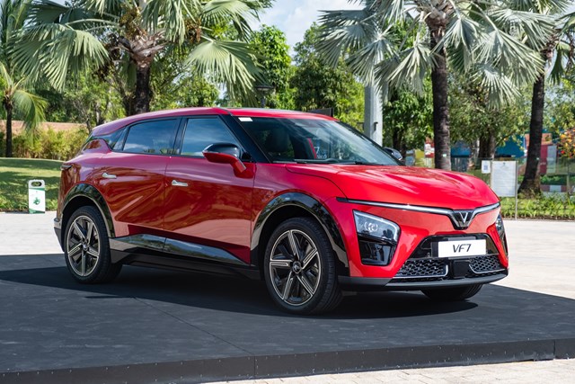 Chi tiết VinFast VF 7 Plus bản thương mại: Giá từ 999 triệu, đẹp như concept, nhiều công nghệ vượt phân khúc - Ảnh 1