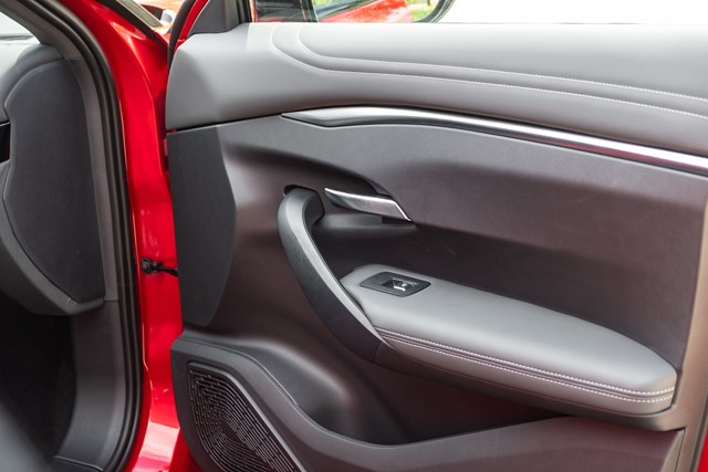 Chi tiết VinFast VF 7 Plus bản thương mại: Giá từ 999 triệu, đẹp như concept, nhiều công nghệ vượt phân khúc - Ảnh 32