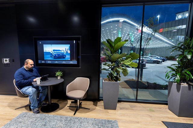 Đây có thể là trạm sạc Mercedes-Benz ở Việt Nam trong tương lai: 20 phút đầy 10-80% pin, có phòng chờ cao cấp như ở sân bay - Ảnh 7