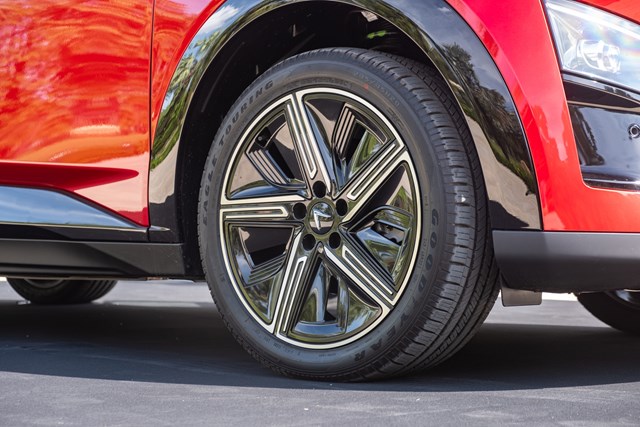 Chi tiết VinFast VF 7 Plus bản thương mại: Giá từ 999 triệu, đẹp như concept, nhiều công nghệ vượt phân khúc - Ảnh 15