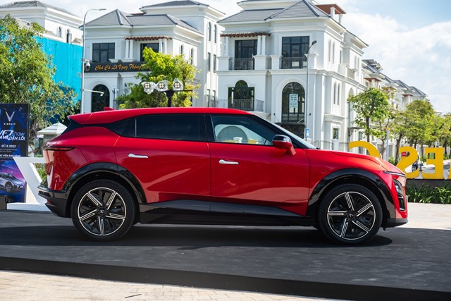 Chi tiết VinFast VF 7 Plus bản thương mại: Giá từ 999 triệu, đẹp như concept, nhiều công nghệ vượt phân khúc - Ảnh 14