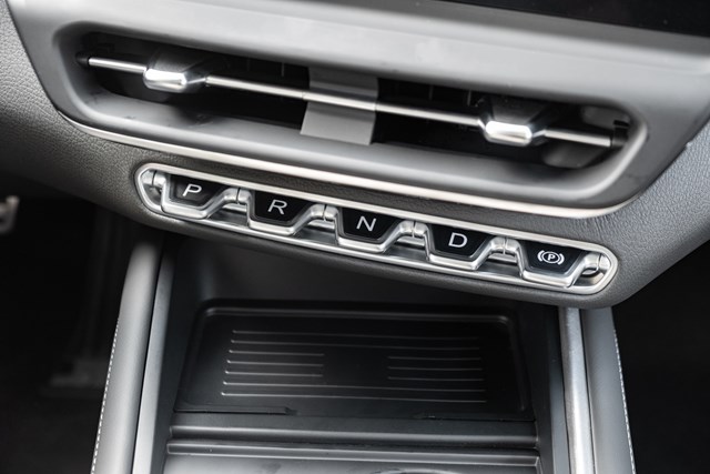 Chi tiết VinFast VF 7 Plus bản thương mại: Giá từ 999 triệu, đẹp như concept, nhiều công nghệ vượt phân khúc - Ảnh 9