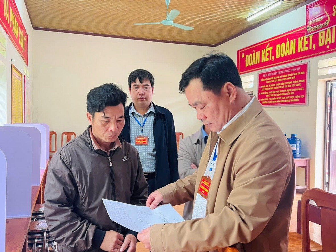 Phú Thọ: Chủ tịch UBND xã Minh Đài kiểm tra chuẩn bị bầu cử tại các khu dân cư