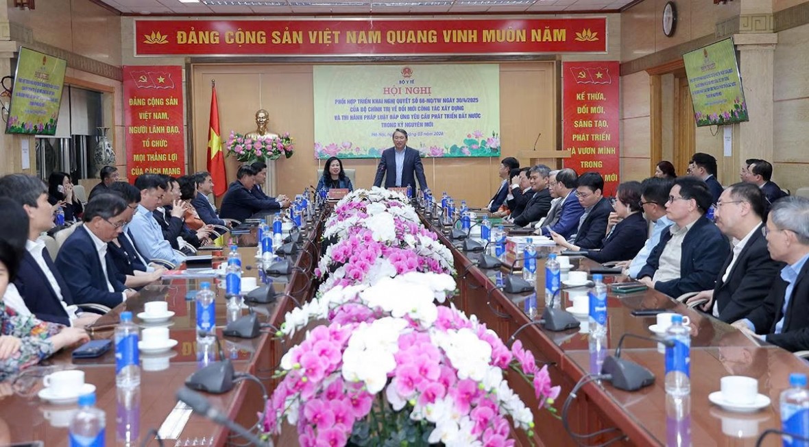 Uỷ viên Trung ương Đảng, Bộ trưởng Bộ Y tế Đào Hồng Lan và Uỷ viên Trung ương Đảng, Bộ trưởng Bộ Tư pháp Nguyễn Hải Ninh đồng chủ trì cuộc họp.