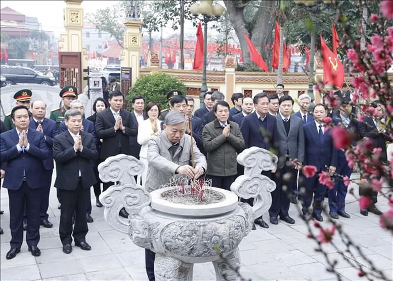 Tổng Bí thư Tô Lâm dâng hương tưởng niệm các đồng chí lãnh đạo tiền bối- Ảnh 10.
