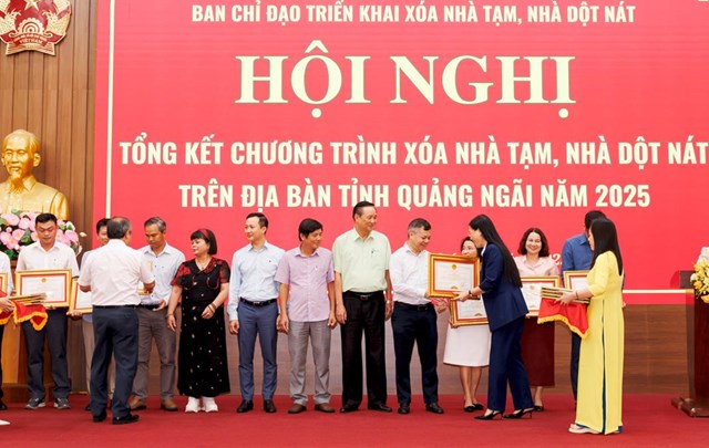 &nbsp;B&agrave; B&ugrave;i Thị Quỳnh V&acirc;n, B&iacute; thư tỉnh ủy Quảng Ng&atilde;i trao bằng khen cho đại diện Tập đo&agrave;n H&ograve;a Ph&aacute;t &ndash; &ocirc;ng Hồ Đức Thọ, Ph&oacute; Gi&aacute;m đốc C&ocirc;ng ty Th&eacute;p H&ograve;a Ph&aacute;t Dung Quất &nbsp;