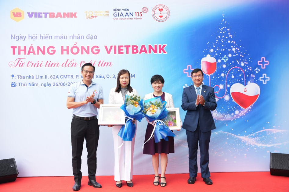 L&atilde;nh đạo Vietbank trao hoa cảm ơn L&atilde;nh đạo Trung t&acirc;m Hiến m&aacute;u nh&acirc;n đạo TP.HCM&nbsp;v&agrave; L&atilde;nh đạo Bệnh viện Gia An 115. &nbsp;