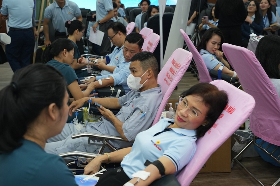 Hơn 200 cán bộ nhân viên tham gia hiến máu tình nguyện ‘Tháng hồng Vietbank’ - Ảnh 1 Hơn 200 cán bộ nhân viên tham gia hiến máu tình nguyện ‘Tháng hồng Vietbank’ - Ảnh 1