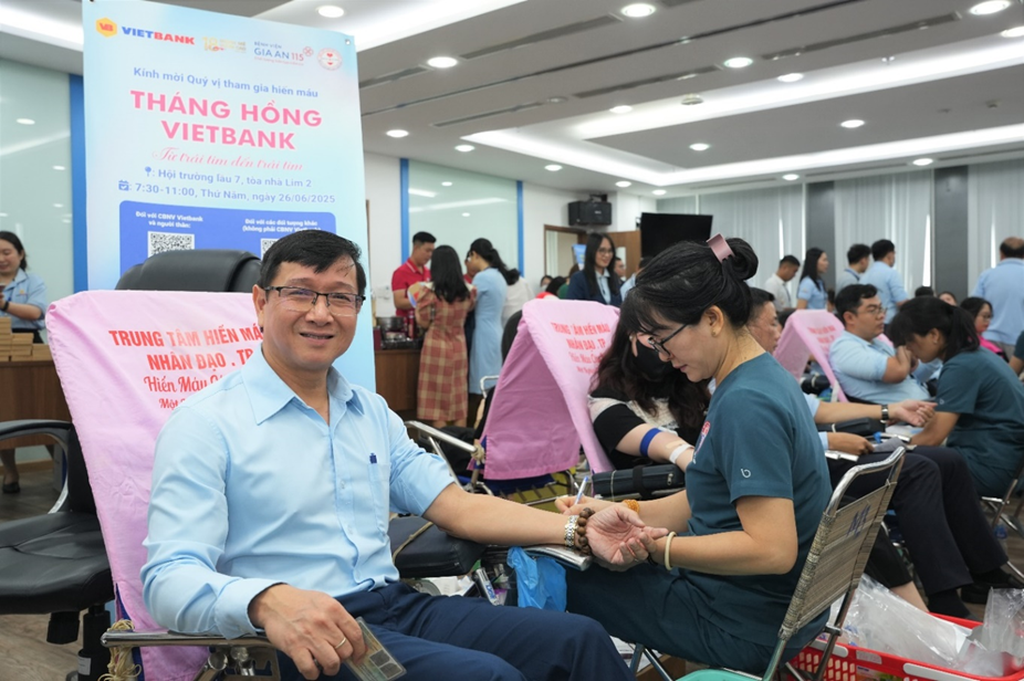 &Ocirc;ng Phạm Linh &ndash; Ph&oacute; Tổng Gi&aacute;m đốc Vietbank hưởng ứng ng&agrave;y hội hiến m&aacute;u v&igrave; cộng đồng. &nbsp;