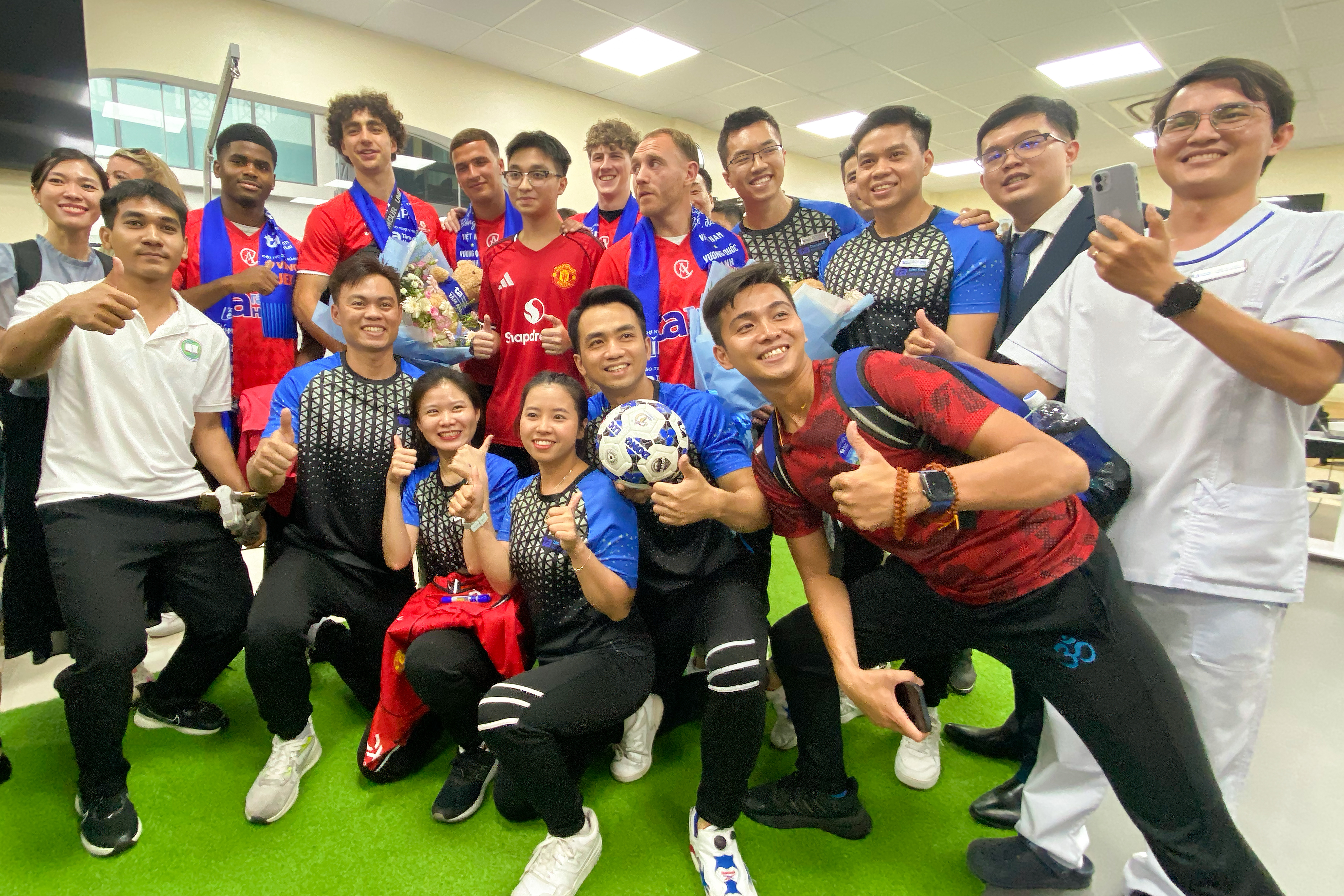 Đội ngũ y b&aacute;c sĩ, kỹ thuật vi&ecirc;n Trung t&acirc;m Y học Thể thao chụp ảnh lưu niệm c&ugrave;ng c&aacute;c huyền thoại. Ảnh: Bệnh viện Đa khoa T&acirc;m Anh