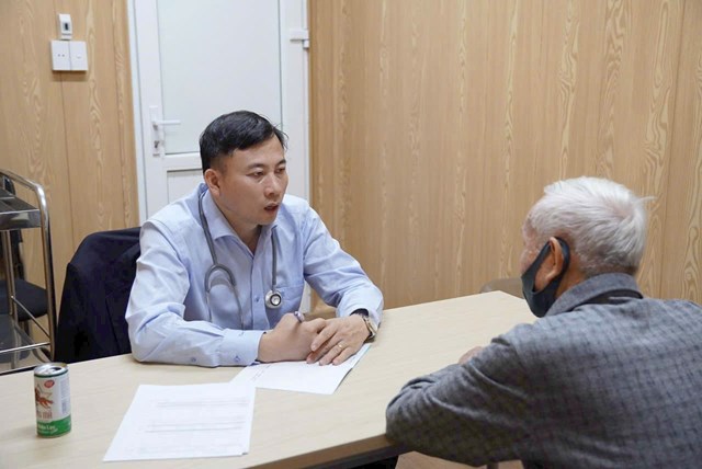 B&aacute;c sĩ Ho&agrave;ng B&ugrave;i Hải c&ugrave;ng bệnh nh&acirc;n.