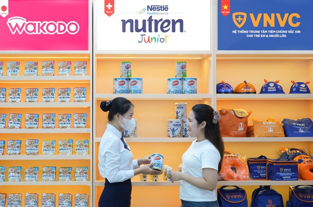 Nhi&ecirc;̀u khách hàng quan t&acirc;m sản ph&acirc;̉m sữa dinh dưỡng của Nestl&eacute; và các sản ph&acirc;̉m chăm sóc sức khỏe từ nhi&ecirc;̀u thương hi&ecirc;̣u uy tín hàng đ&acirc;̀u th&ecirc;́ giới tại Gian hàng ti&ecirc;̣n ích VNVC SHOP. Ảnh: M&ocirc;̣c Thảo
