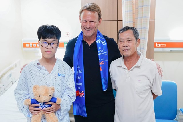 Danh thủ Teddy Sheringham giao lưu, tặng qu&agrave; cho bệnh nhi đang điều trị tại khu nội tr&uacute;. Ảnh: Bệnh viện Đa khoa T&acirc;m Anh