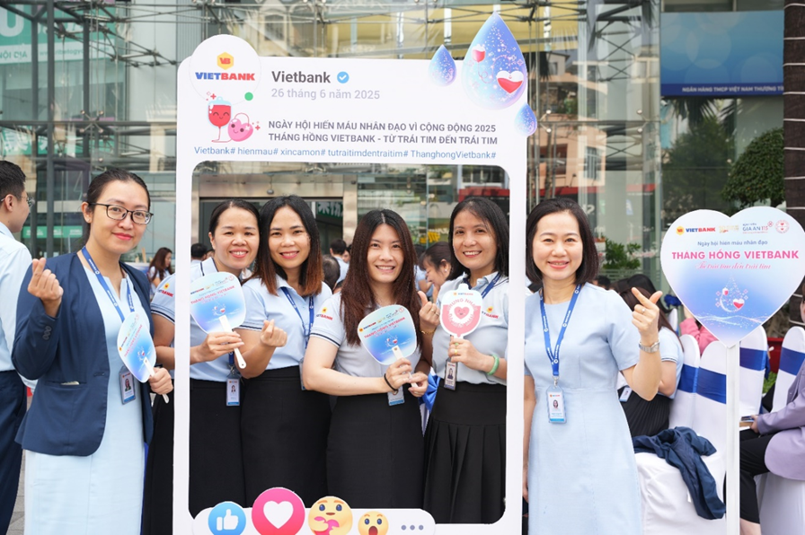 Hơn 200 cán bộ nhân viên tham gia hiến máu tình nguyện ‘Tháng hồng Vietbank’ - Ảnh 3 Hơn 200 cán bộ nhân viên tham gia hiến máu tình nguyện ‘Tháng hồng Vietbank’ - Ảnh 3