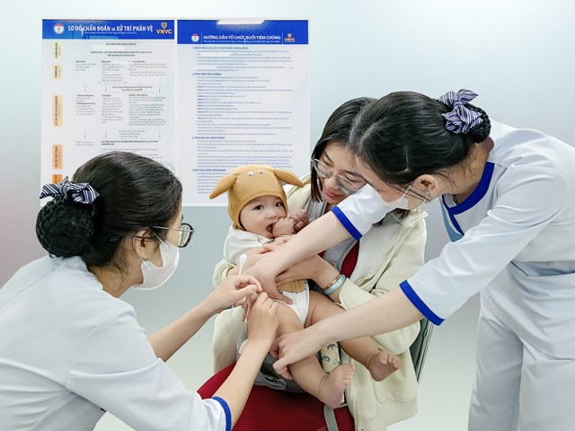 Phụ huynh đưa trẻ đi ti&ecirc;m ngừa tại Trung t&acirc;m Ti&ecirc;m chủng VNVC. Ảnh: M&ocirc;̣c Thảo