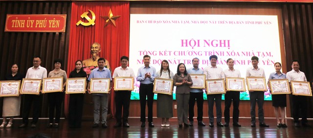 &nbsp;&Ocirc;ng Vũ Xu&acirc;n H&agrave;, đại diện Tập đo&agrave;n H&ograve;a Ph&aacute;t (thứ 5 từ phải qua) nhận bằng khen của UBND tỉnh Ph&uacute; Y&ecirc;n cho c&aacute;c tập thể c&oacute; th&agrave;nh t&iacute;ch xuất sắc trong thực hiện Chương tr&igrave;nh x&oacute;a nh&agrave; tạm, nh&agrave; dột n&aacute;t tr&ecirc;n địa b&agrave;n &nbsp;