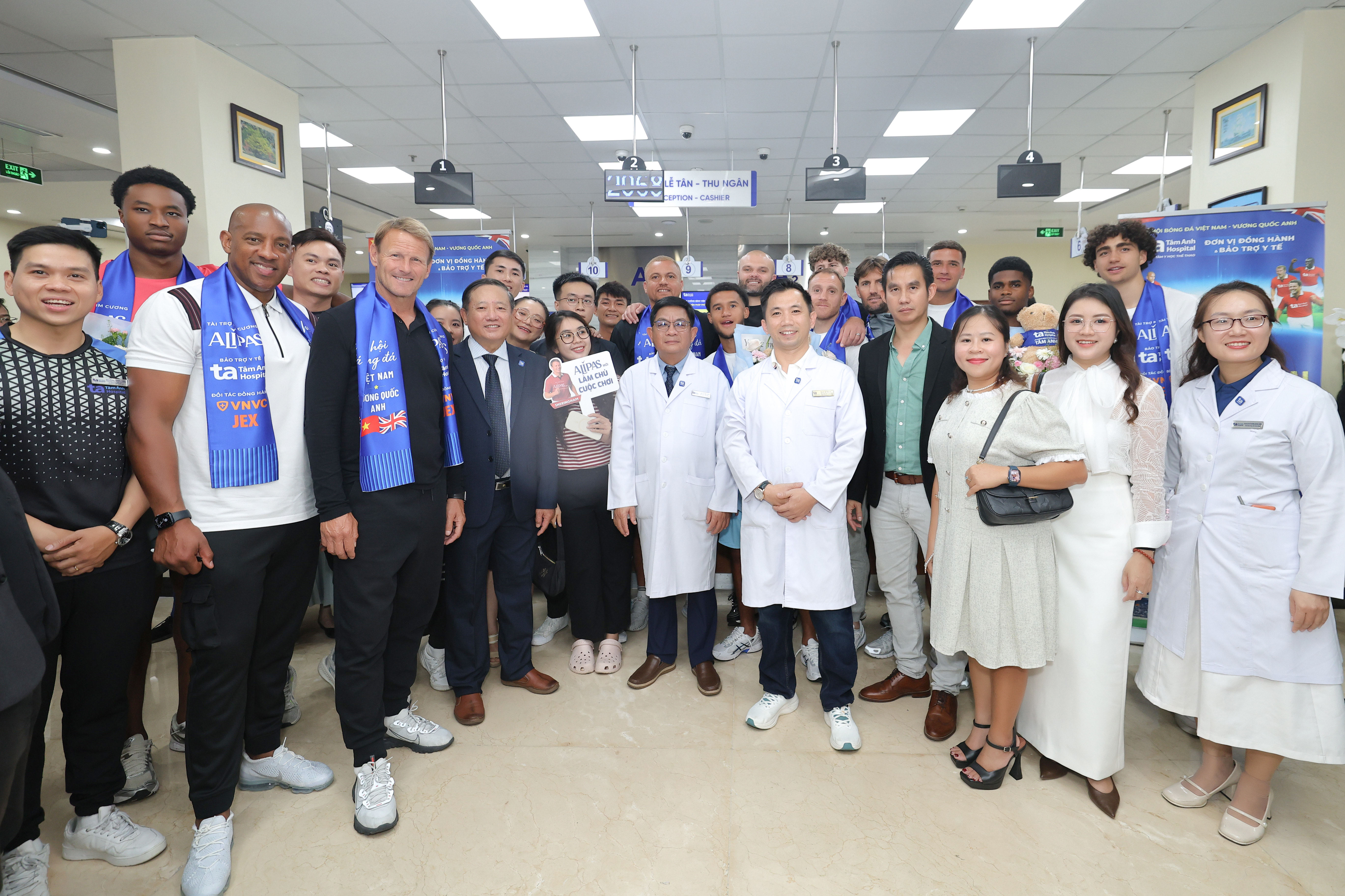 Bệnh viện Đa khoa T&acirc;m Anh TP.HCM l&agrave; điểm đến đầu ti&ecirc;n của c&aacute;c huyền thoại b&oacute;ng đ&aacute; Manchester Reds. Ảnh: Bệnh viện Đa khoa T&acirc;m Anh.