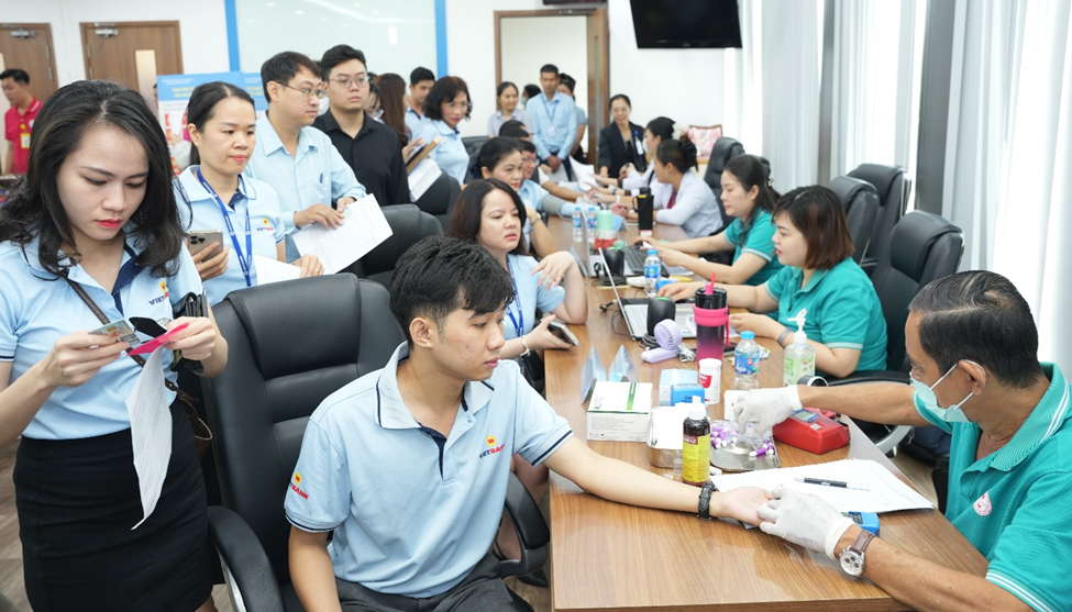 Hơn 200 cán bộ nhân viên tham gia hiến máu tình nguyện ‘Tháng hồng Vietbank’ - Ảnh 2 Hơn 200 cán bộ nhân viên tham gia hiến máu tình nguyện ‘Tháng hồng Vietbank’ - Ảnh 2