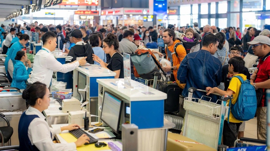 Hành khách làm thủ tục tại CảngHKQT Nội Bài. Nguồn: Cục Hàng không