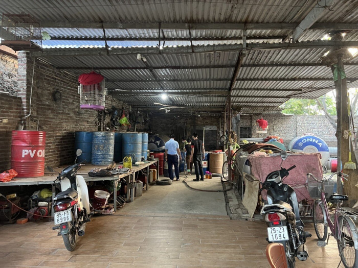 Hàng nghìn lít xăng dầu được trữ trong thùng phuy