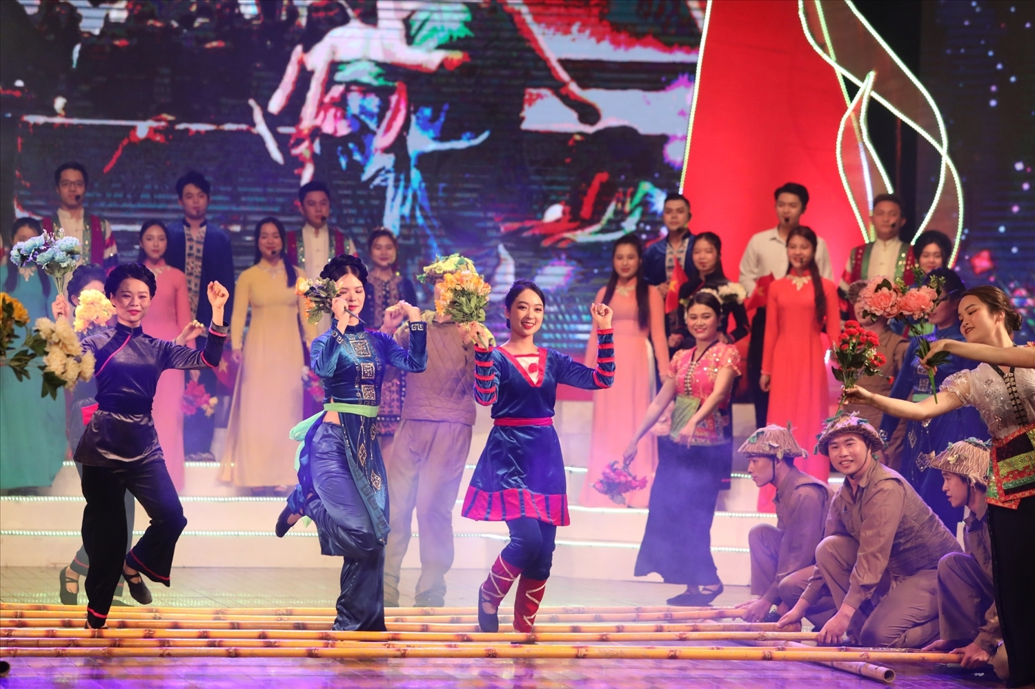 Chương trình nghệ thuật đặc biệt chào mừng Kỷ niệm 80 năm ra đời Đề cương về văn hóa Việt Nam 6