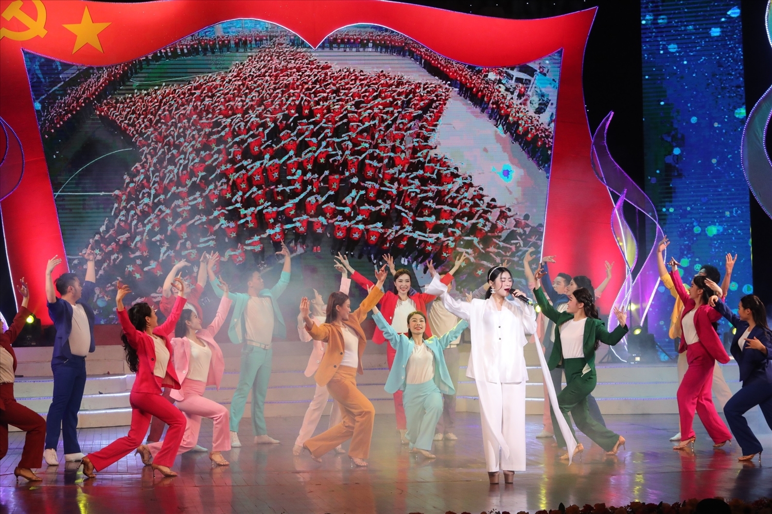 Chương trình nghệ thuật đặc biệt chào mừng Kỷ niệm 80 năm ra đời Đề cương về văn hóa Việt Nam 11