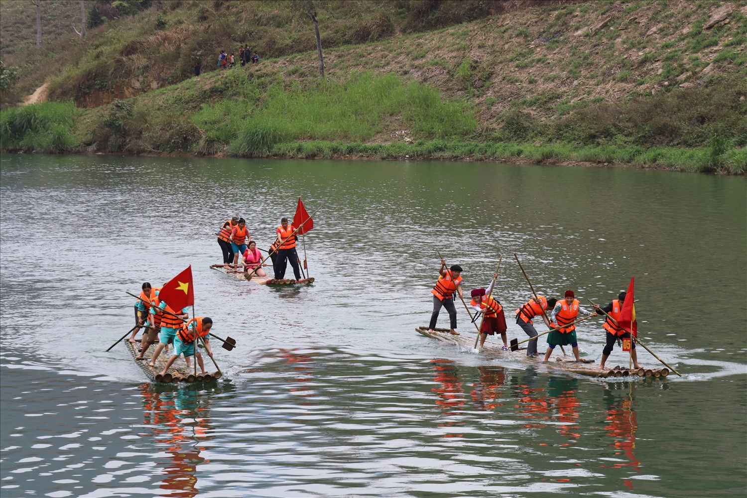 Phần thi chèo bè mảng kịch tính, hấp dẫn, thu hút đông đảo người dân và du khách