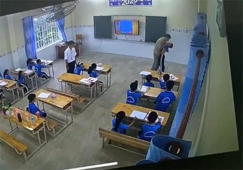 Phẫn nộ clip thầy giáo ngoại quốc tát học sinh lớp 2, túm cổ nhấc bổng khỏi ghế