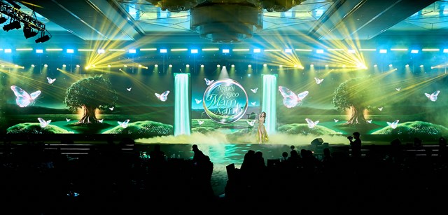 M&agrave;n tr&igrave;nh diễn gi&agrave;u cảm x&uacute;c của ca sĩ Dương Ho&agrave;ng Yến mở ra cao tr&agrave;o cho sự kiện &nbsp;