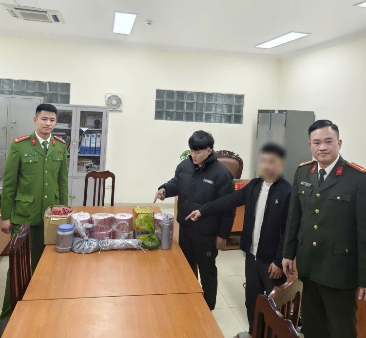 Đối tượng cùng tang vật thu giữ.