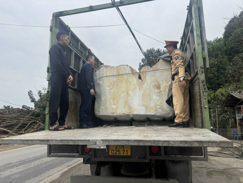 Phát hiện 2 xe ô tô tải vận chuyển hơn 70 tấn đá không rõ nguồn gốc trên QL 70