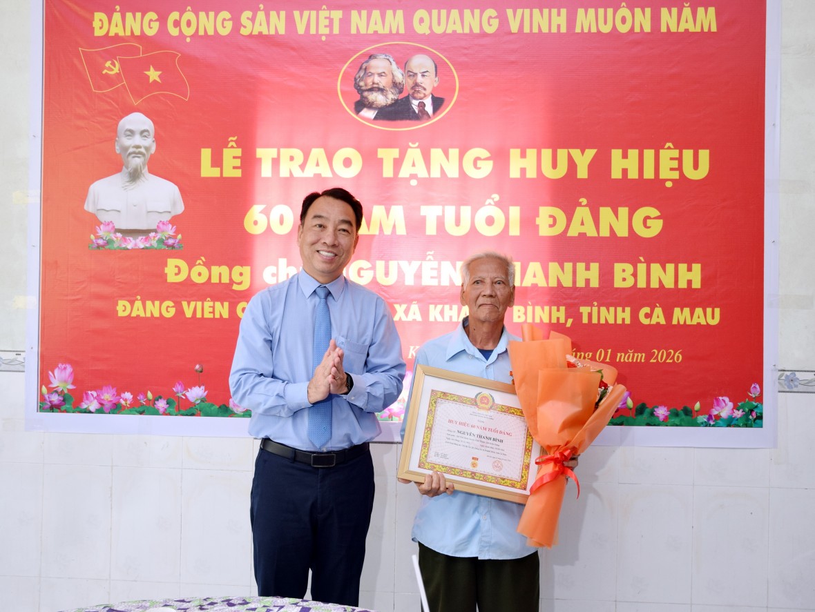 Chủ tịch UBND tỉnh Cà Mau trao Huy hiệu 60 năm tuổi Đảng cho các đảng viên lão thành