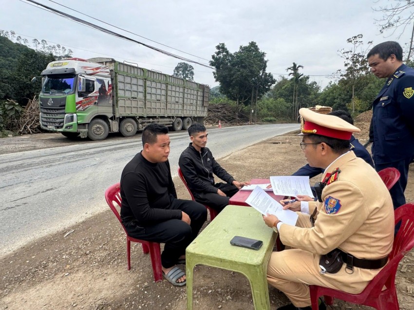 Phát hiện 2 xe ô tô tải vận chuyển hơn 70 tấn đá không rõ nguồn gốc trên QL 70