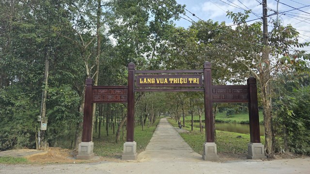 Cổng v&agrave;o lăng vua Thiệu Trị, được x&acirc;y dựng dạng tam quan bề thế với chiều rộng khoảng 7 m, trụ biểu cao tới 4,6 m, tuy nhi&ecirc;n&nbsp;kh&ocirc;ng c&oacute; trong bất kỳ hồ sơ dự &aacute;n n&agrave;o được ph&ecirc; duyệt trước đ&oacute;