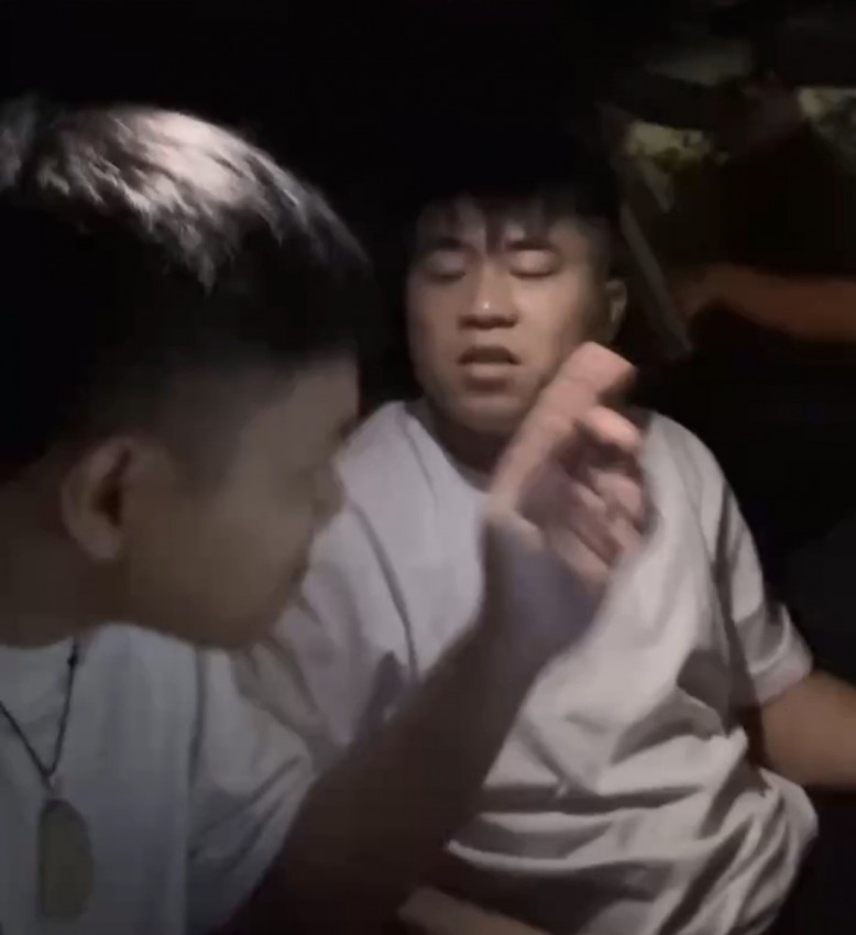 Hình ảnh người khách lên xe sau đó hành hung tài xế vì không được chở. Hình ảnh người khách lên xe sau đó hành hung tài xế vì không được chở.