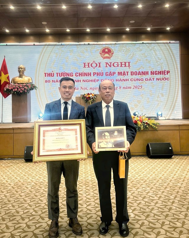 &Ocirc;ng Nguyễn Văn Thời (b&ecirc;n phải) v&agrave; &ocirc;ng Nguyễn Mạnh Linh (b&ecirc;n tr&aacute;i) nhận Bằng khen của Thủ tướng Ch&iacute;nh phủ tại chương tr&igrave;nh