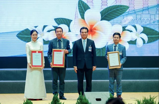 L&atilde;nh đạo Bộ Kế hoạch v&agrave; Đầu tư L&agrave;o trao hợp đồng t&ocirc; nhượng dự &aacute;n điện gi&oacute; Savan 1 cho &ocirc;ng Nguyễn Th&aacute;i H&agrave;, Tổng Gi&aacute;m đốc C&ocirc;ng ty TNHH MTV Điện gi&oacute; Savan 1 (thứ hai từ tr&aacute;i sang). (Ảnh Nhật Bắc/VGP) &nbsp;