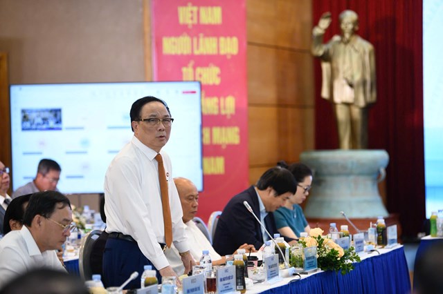 Gi&aacute;o sư, Viện sĩ danh dự Nguyễn Văn Đệ.