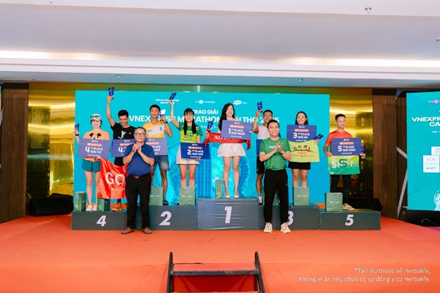 &Ocirc;ng Nguyễn Th&agrave;nh Đạt &ndash; Gi&aacute;m Đốc Truyền Th&ocirc;ng Herbalife Việt Nam, Campuchia & Th&aacute;i Lan trao giải cho c&aacute;c VĐV&nbsp; đoạt giải &nbsp;