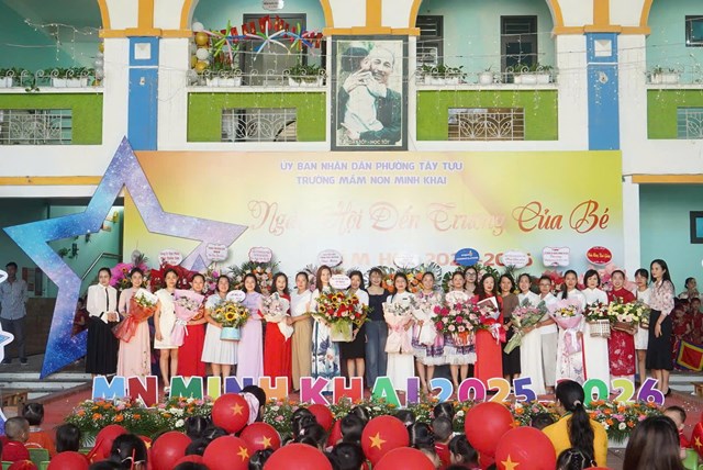 Tập thể gi&aacute;o vi&ecirc;n&nbsp;Trường Mầm non Minh Khai chụp h&igrave;nh lưu niệm tại buổi lễ.