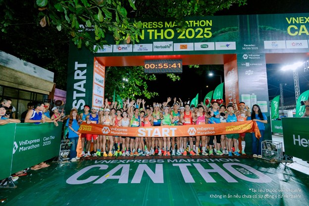 C&aacute;c VĐV chuẩn bị xuất ph&aacute;t tại Vnexpress Marathon Cần Thơ 2025
