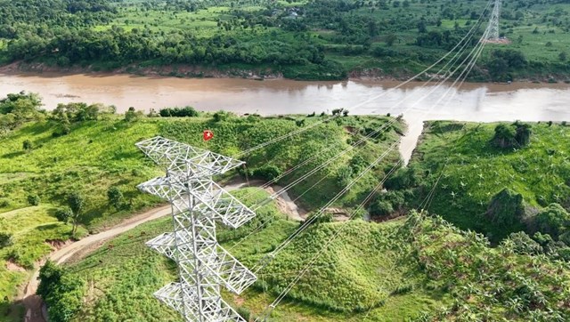 Sau hơn 6 th&aacute;ng thi c&ocirc;ng thần tốc, tuyến đường d&acirc;y truyền tải 220kV từ nh&agrave; m&aacute;y điện gi&oacute; Savan 1 tr&ecirc;n l&atilde;nh thổ L&agrave;o đ&atilde; được ho&agrave;n th&agrave;nh v&agrave; sẵn s&agrave;ng đấu nối v&agrave;o hệ thống điện quốc gia Việt Nam trong tương lai gần. &nbsp;
