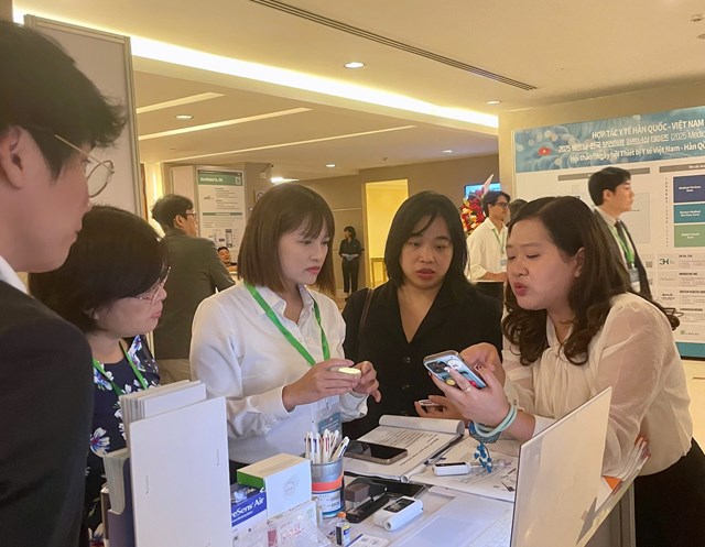 C&aacute;c đại biểu, đối t&aacute;c tham quan Khu gian h&agrave;ng x&uacute;c tiến thương mại H&agrave;n Quốc.