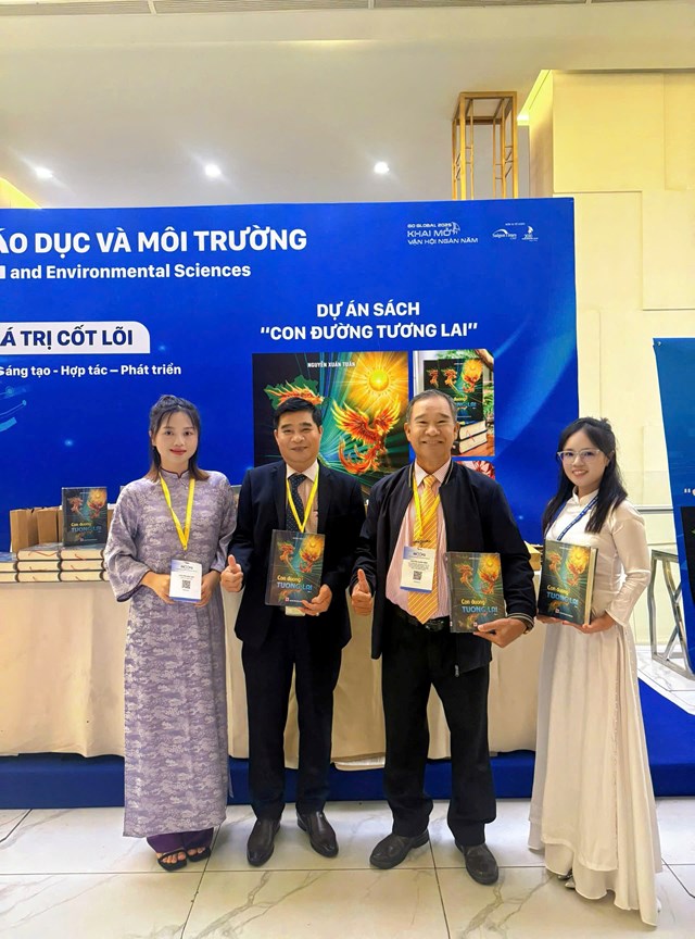 Tặng s&aacute;ch cho c&aacute;c doanh nh&acirc;n tại sự kiện