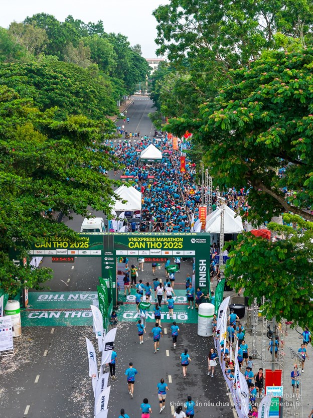 Cung đường chạy ven s&ocirc;ng Hậu tại Cần Thơ tho&aacute;ng m&aacute;t, rộng r&atilde;i thuận lợi cho c&aacute;c runner chạy &nbsp;