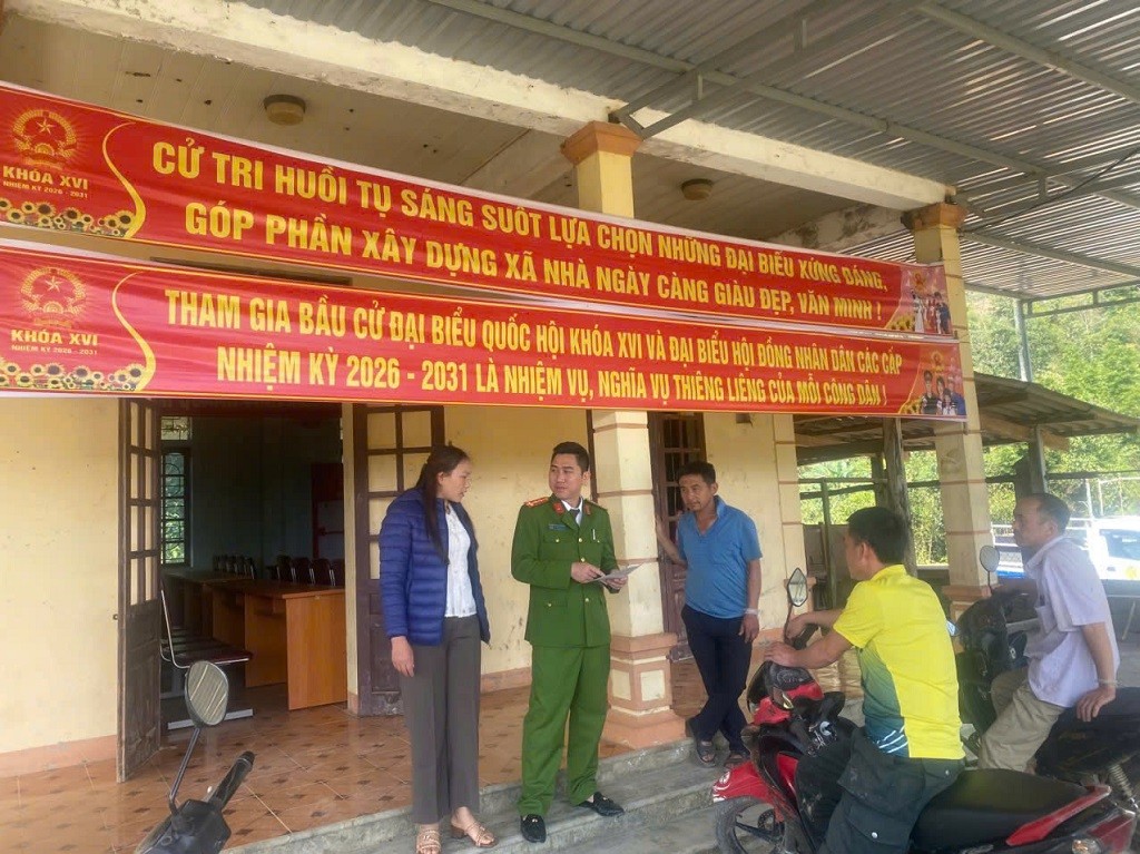 Công an xã Huồi Tụ phối hợp chủ động triển khai công tác chuẩn bị bầu cử.