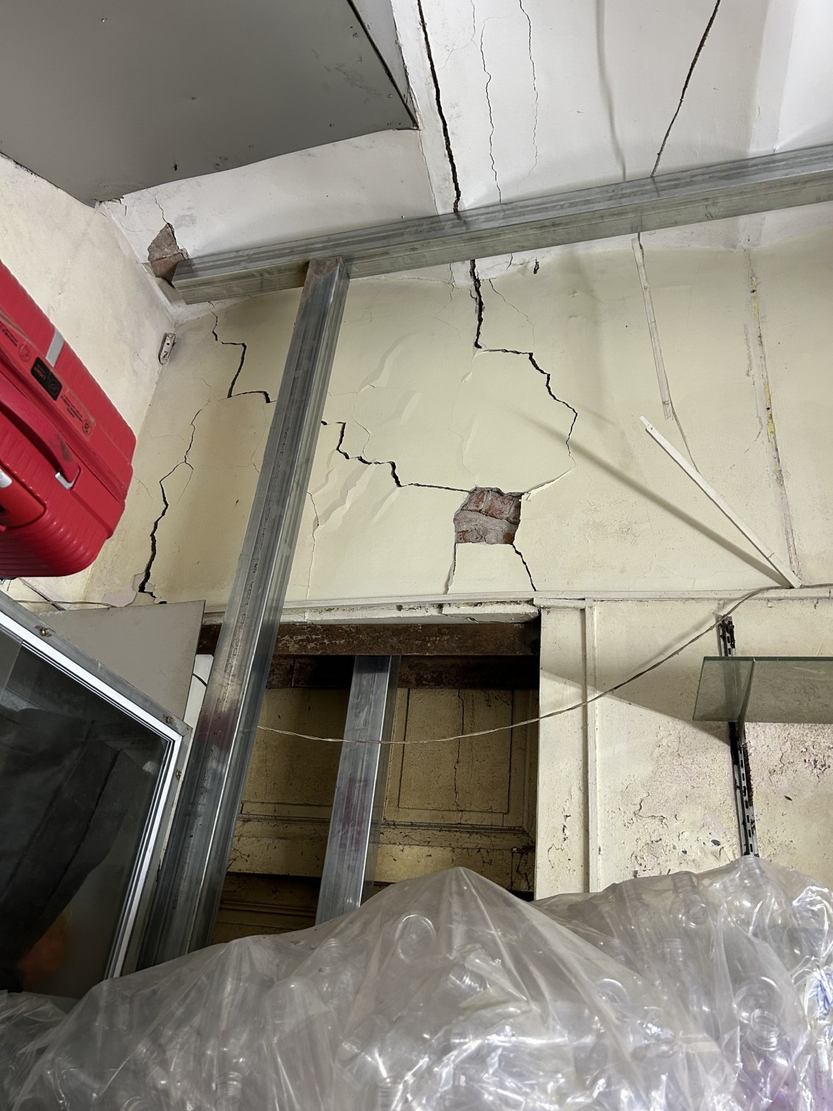 Tình trạng hư hỏng và được gia cố tạm tại các hộ 19A Hàm Long (ảnh người dân cung cấp).