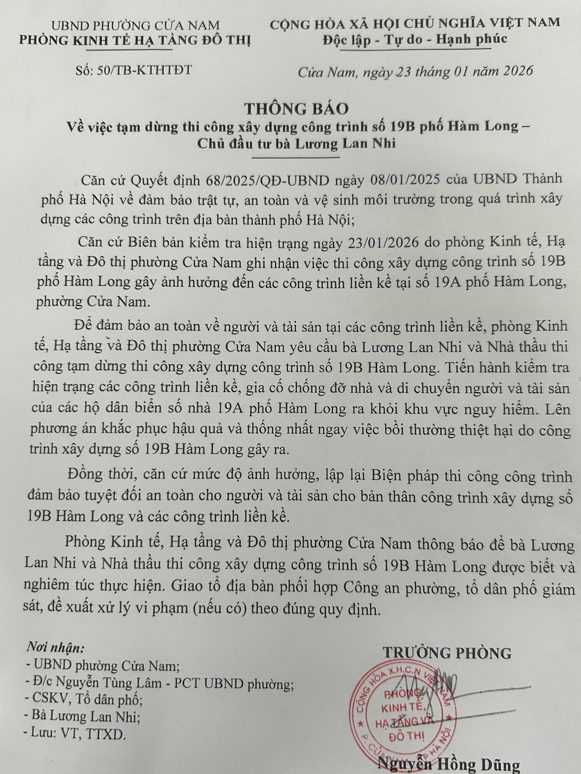 Thông báo của Phòng Kinh tế, Hạ tầng và Đô thị phường Cửa Nam yêu cầu chủ đầu tư tiến hành kiểm tra hiện trạng các công trình liền kề, gia cố chống đỡ nhà và di chuyển người và tài sản của các hộ dân số nhà 19A phố Hàm Long ra khỏi khu vực nguy hiểm. 